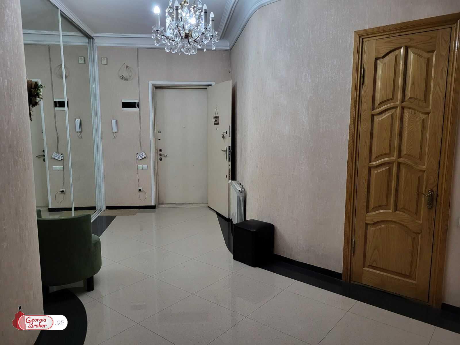 იყიდება ახალი გარემონტებული 5 ოთახიანი ბინა