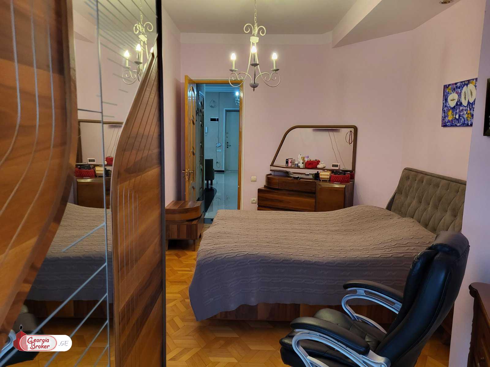 იყიდება ახალი გარემონტებული 5 ოთახიანი ბინა