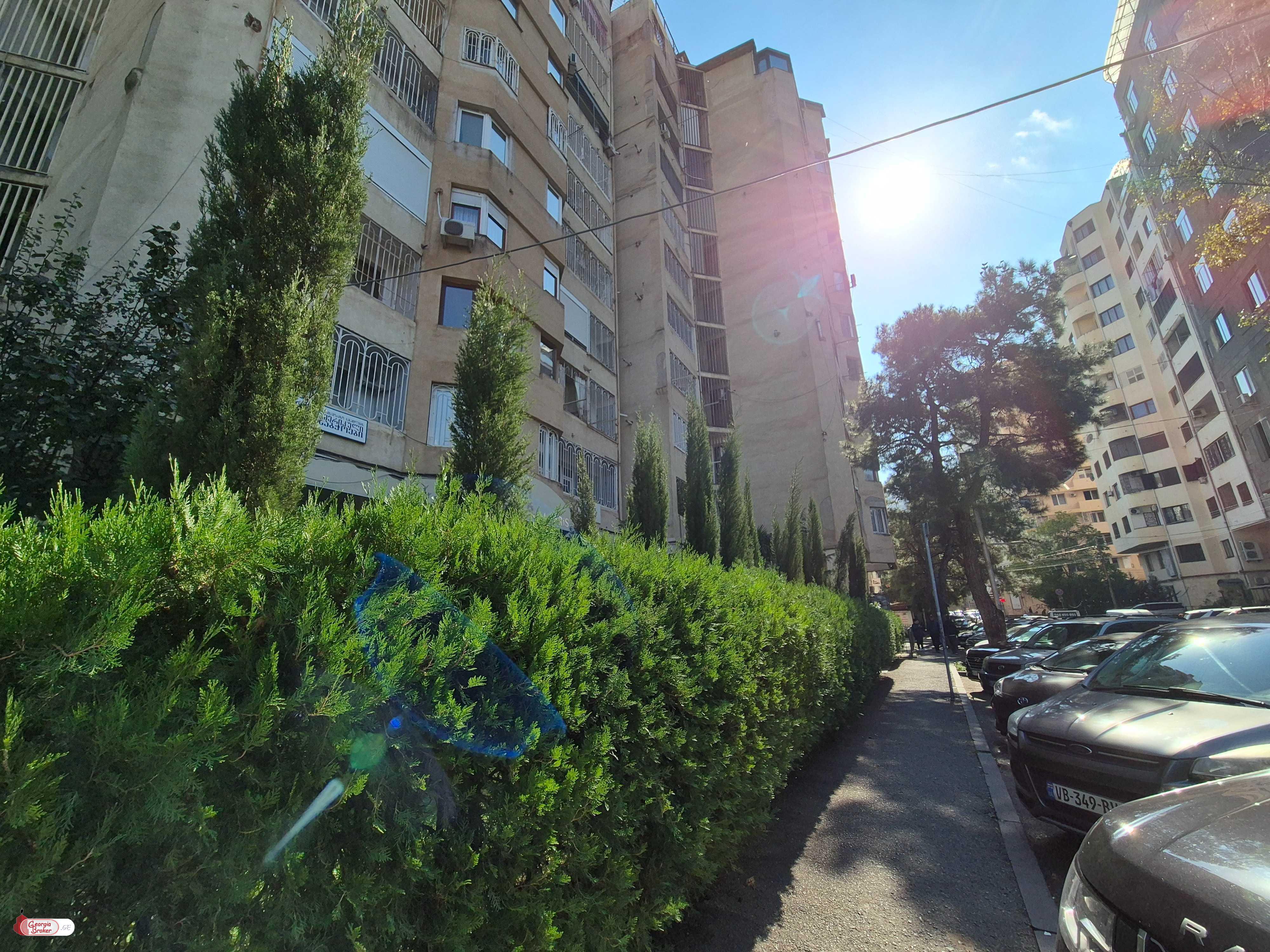 იყიდება ახალი გარემონტებული 5 ოთახიანი ბინა