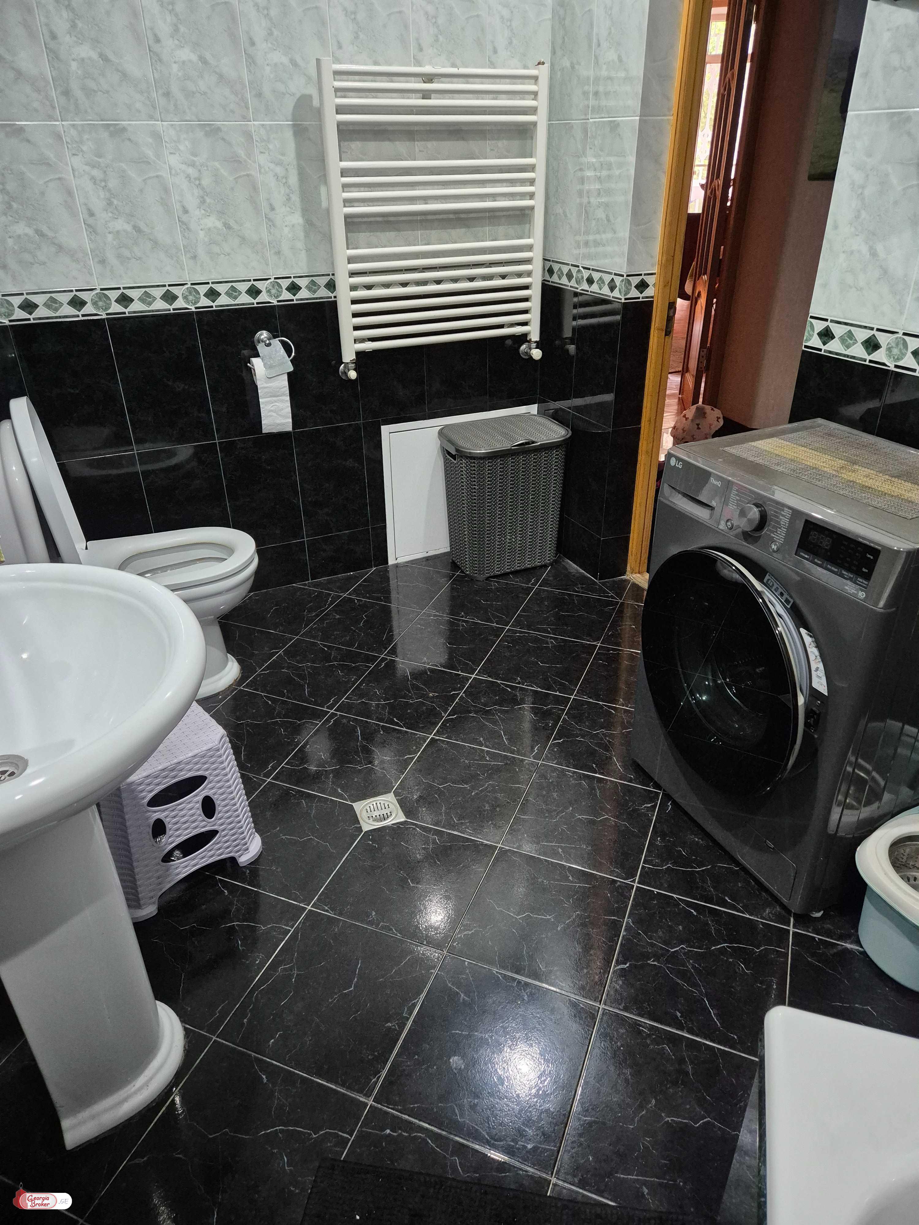 იყიდება ახალი გარემონტებული 5 ოთახიანი ბინა