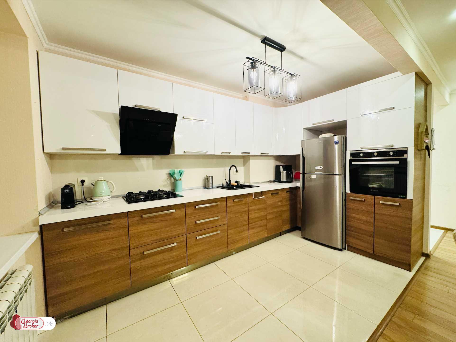 продается квартира с новым ремонтом 4-комнаты