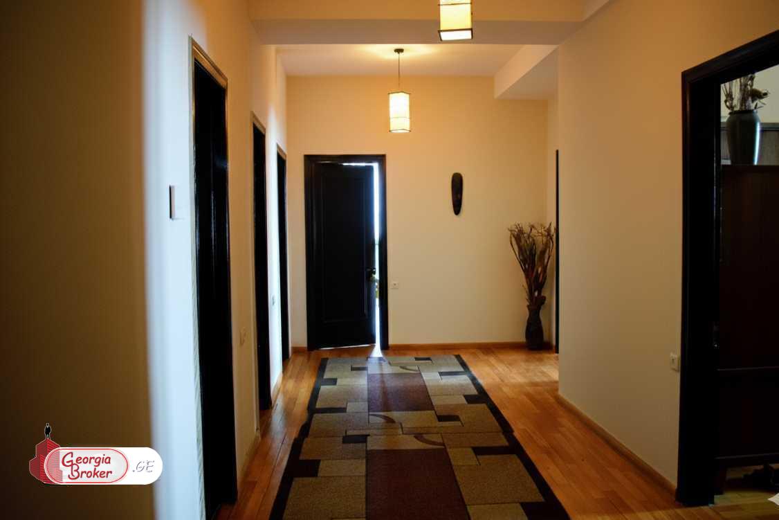 продается квартира с новым ремонтом 5-комнат