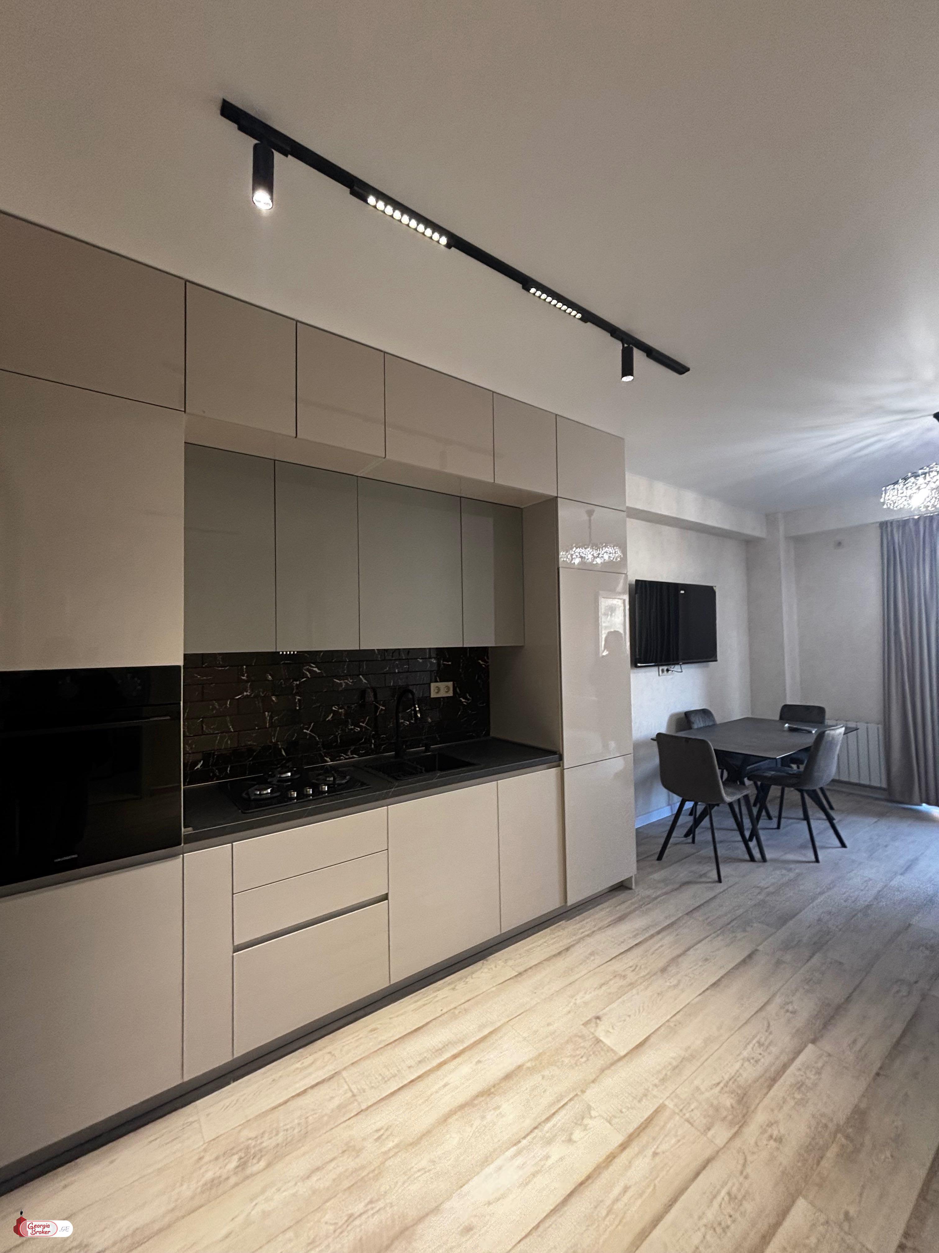 продается квартира с новым ремонтом 3-комнаты