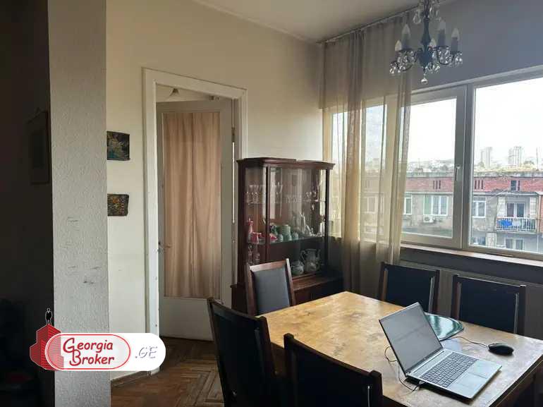 იყიდება ახალი გარემონტებული 5 ოთახიანი ბინა