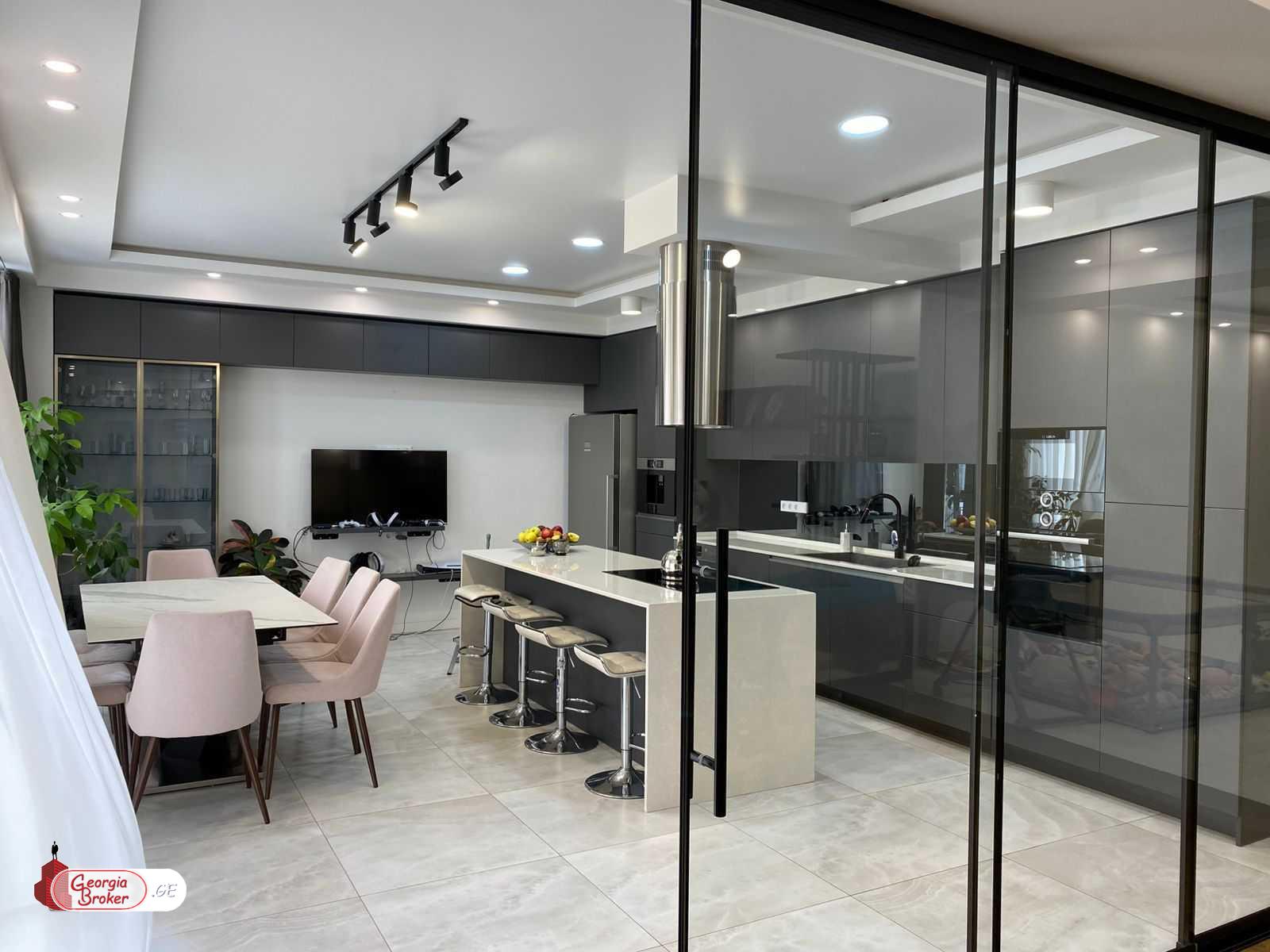 იყიდება ახალი გარემონტებული 5 ოთახიანი ბინა