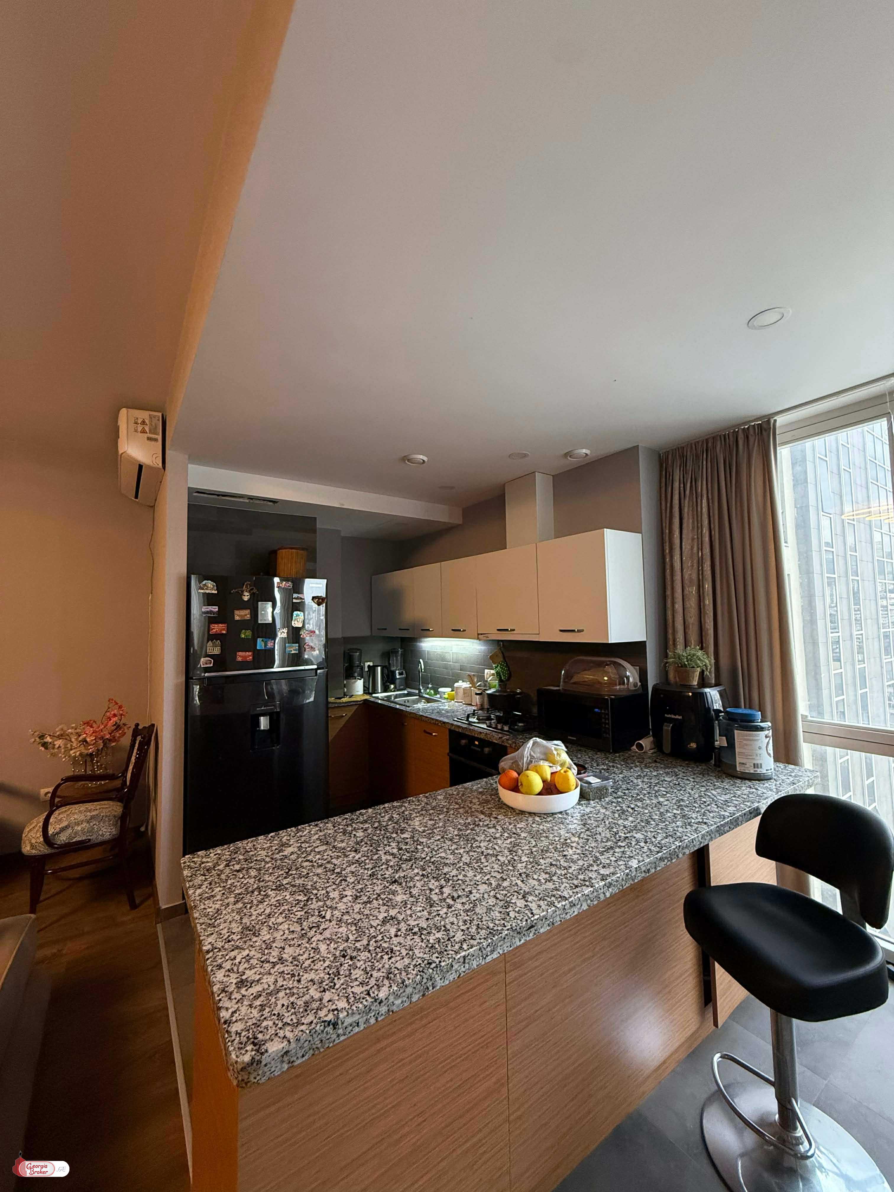 продается квартира с новым ремонтом 4-комнаты