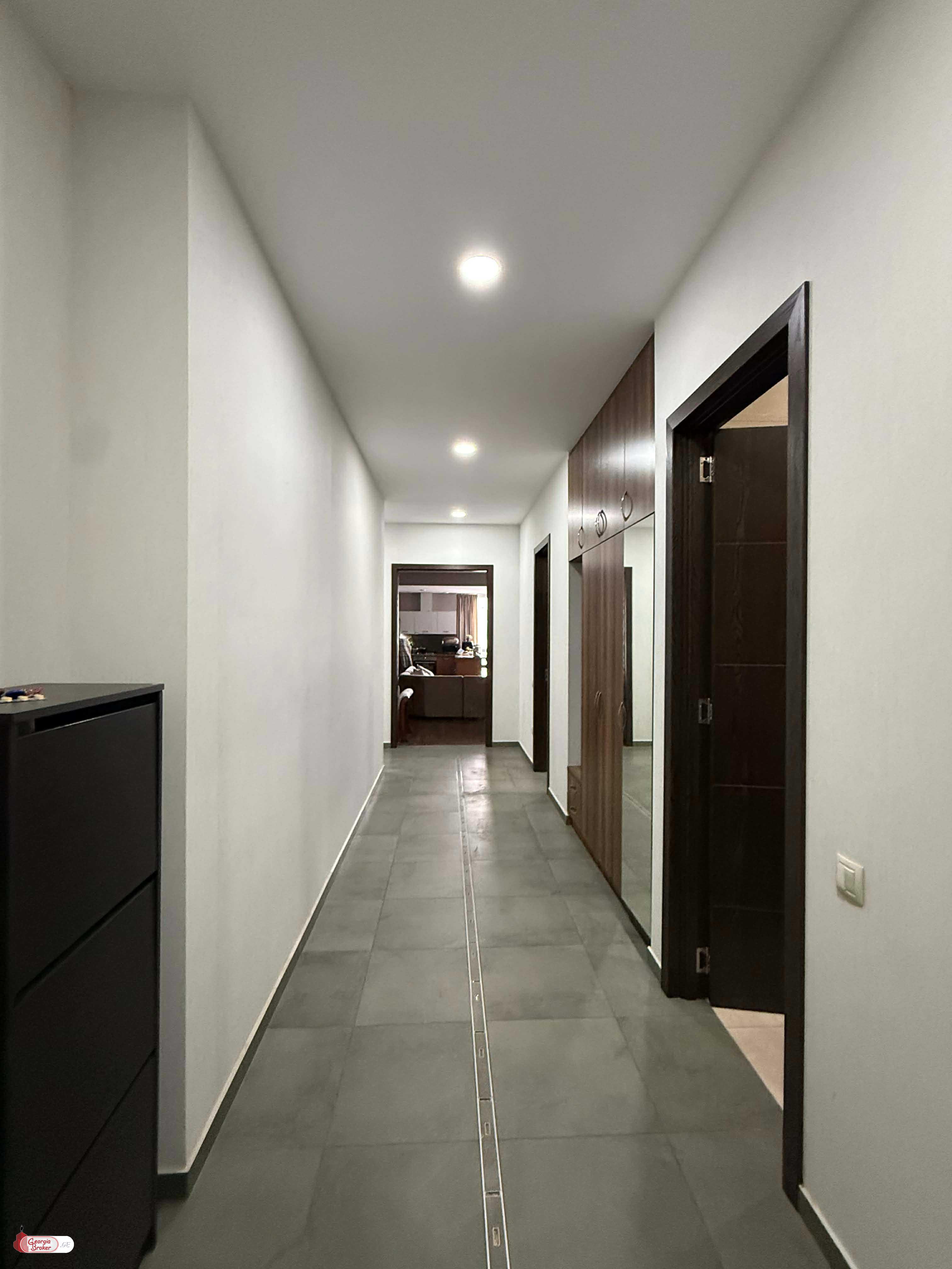 продается квартира с новым ремонтом 4-комнаты