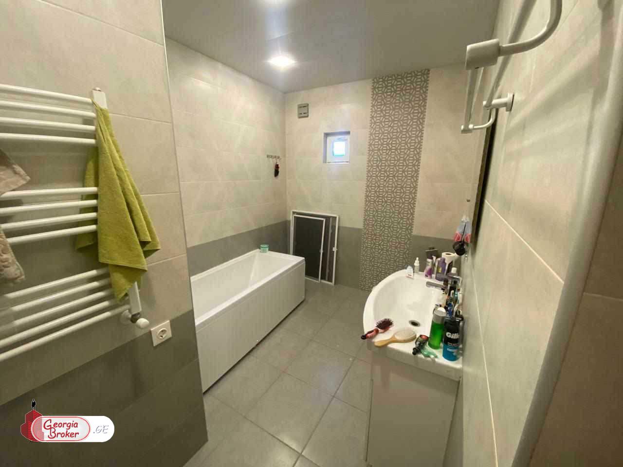 იყიდება ახალი გარემონტებული 5 ოთახიანი ბინა