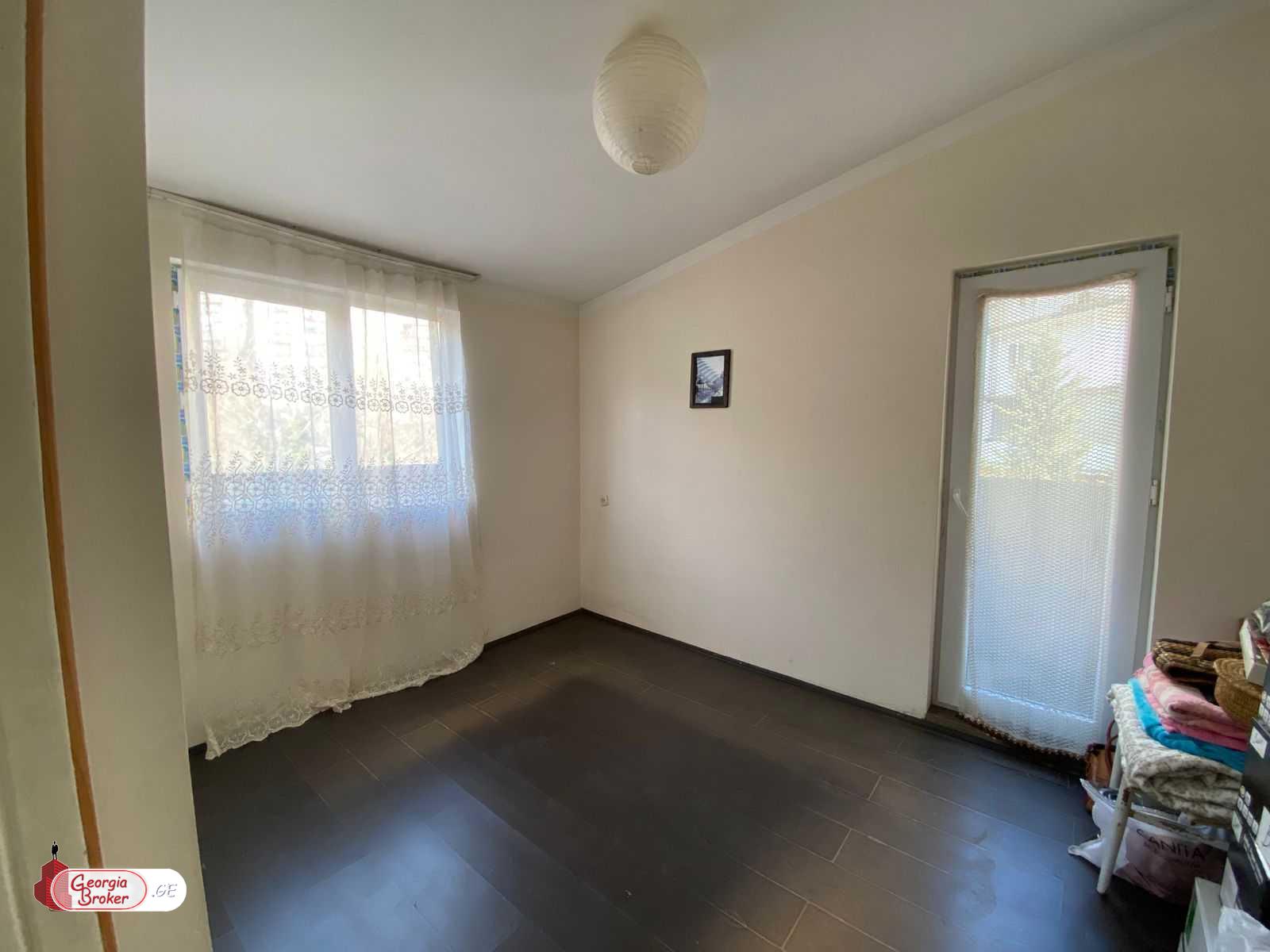 продается квартира со старым ремонтом 3-комнаты