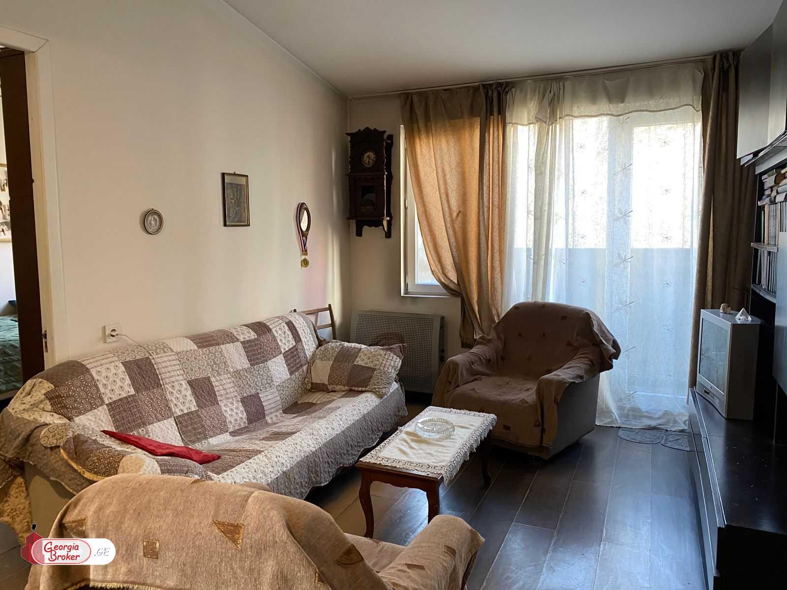 продается квартира со старым ремонтом 3-комнаты