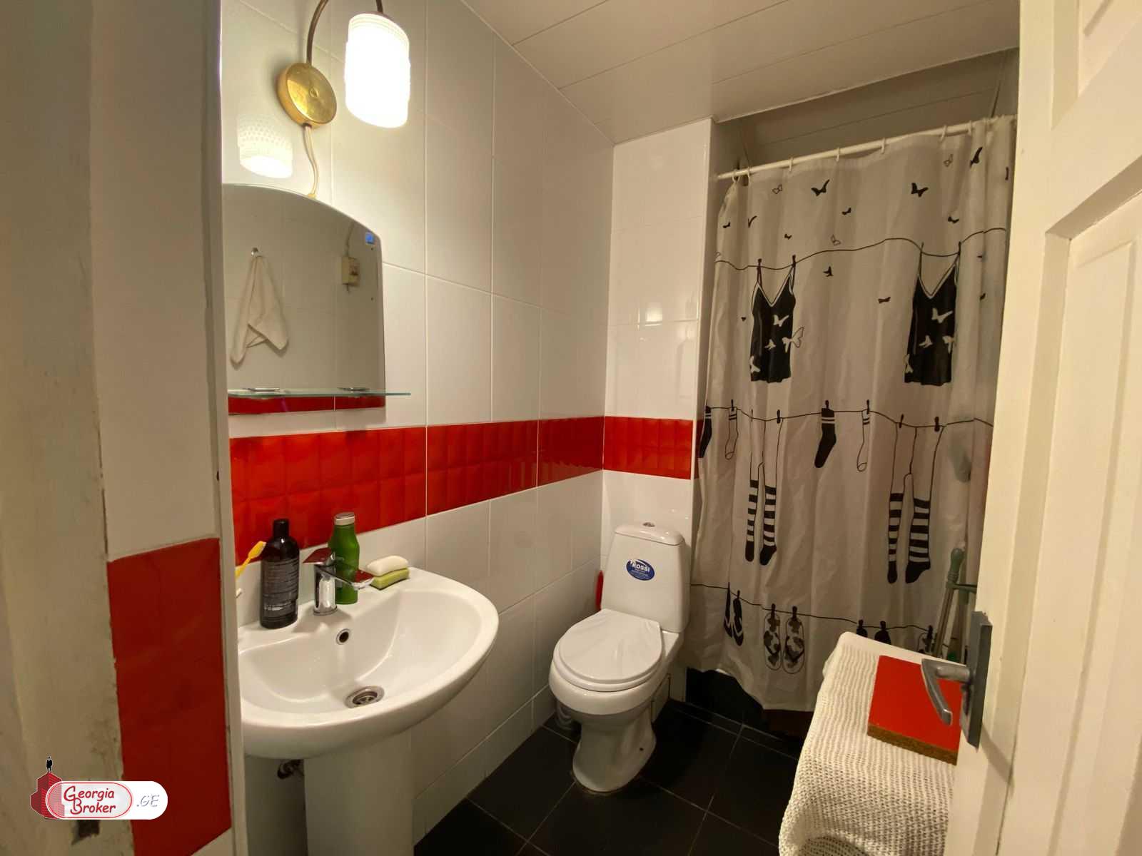 продается квартира со старым ремонтом 3-комнаты