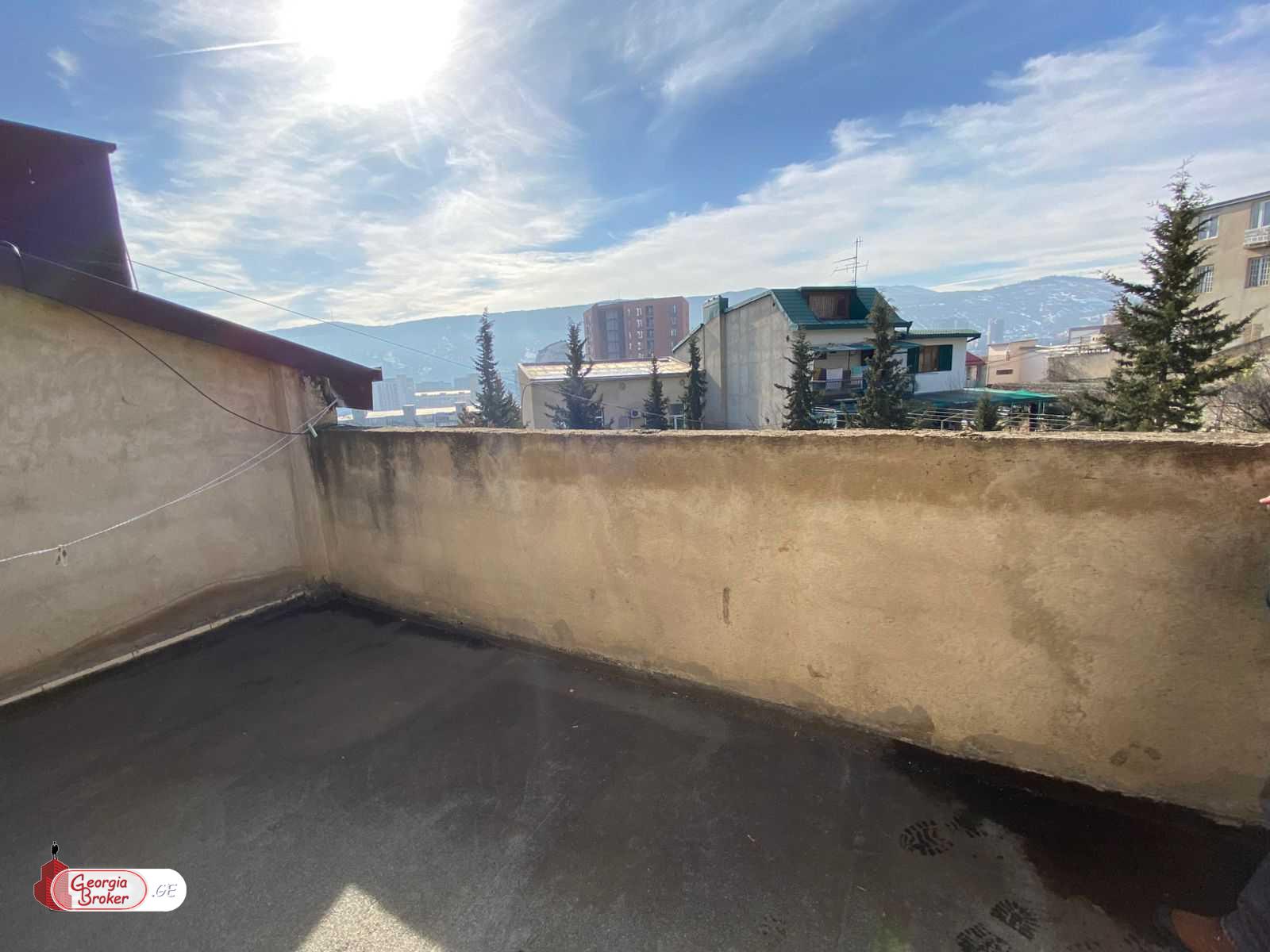 продается квартира со старым ремонтом 3-комнаты