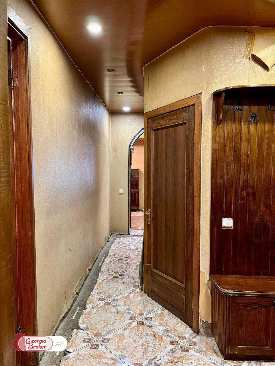 продается квартира с новым ремонтом 5-комнат