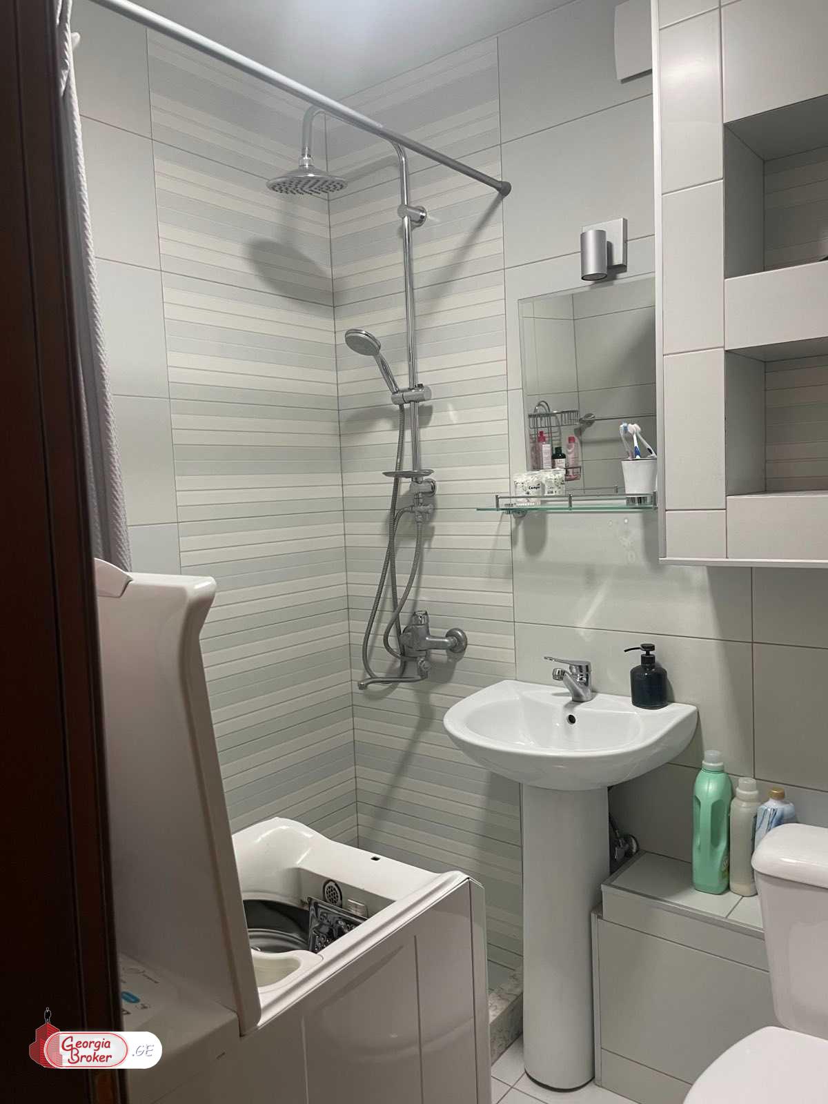 продается квартира с новым ремонтом 3-комнаты