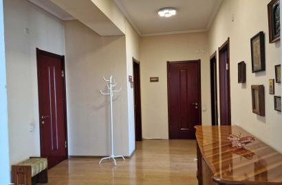 იყიდება ახალი გარემონტებული 5 ოთახიანი ბინა