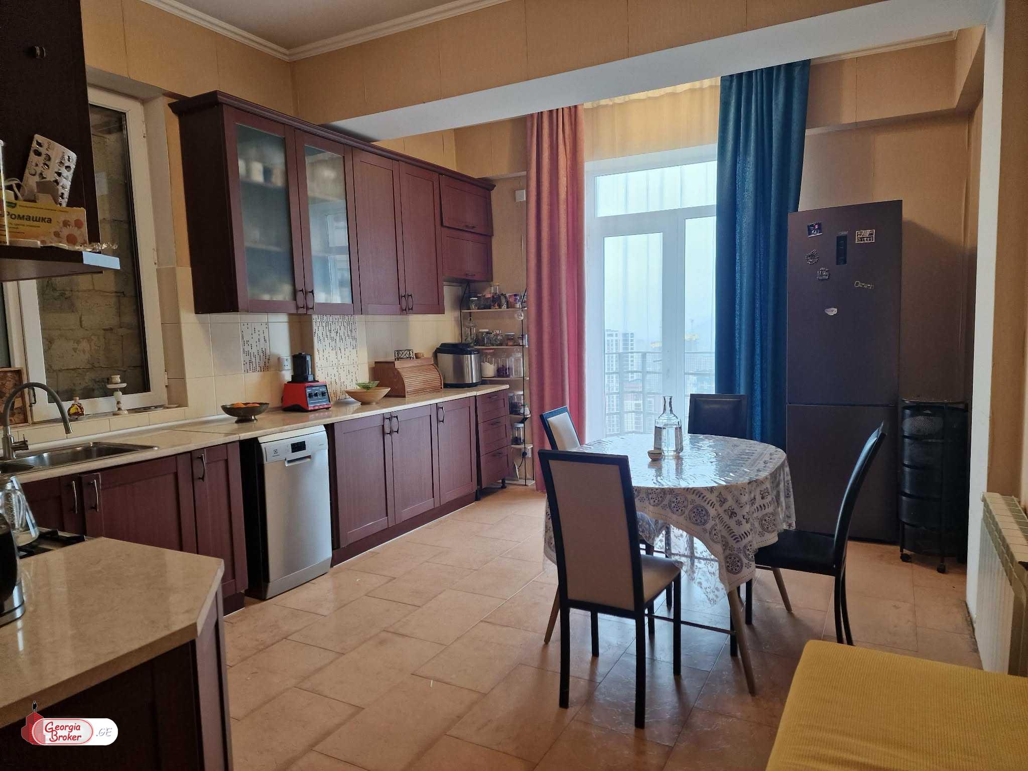 продается квартира с новым ремонтом 5-комнат