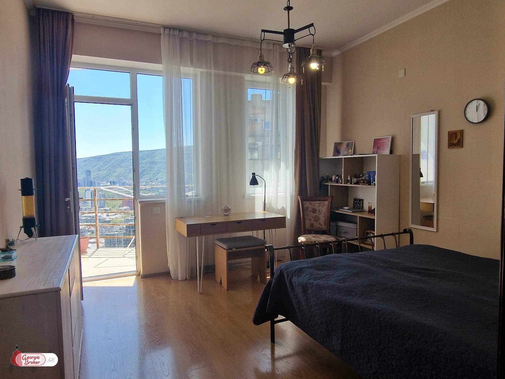 продается квартира с новым ремонтом 5-комнат