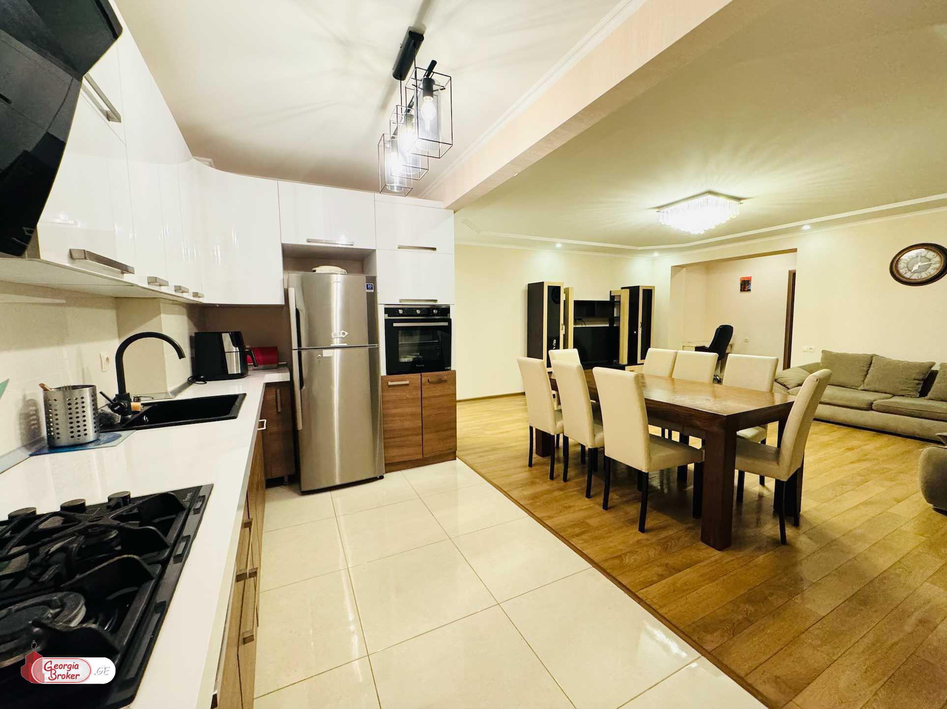 იყიდება ახალი გარემონტებული 4 ოთახიანი ბინა