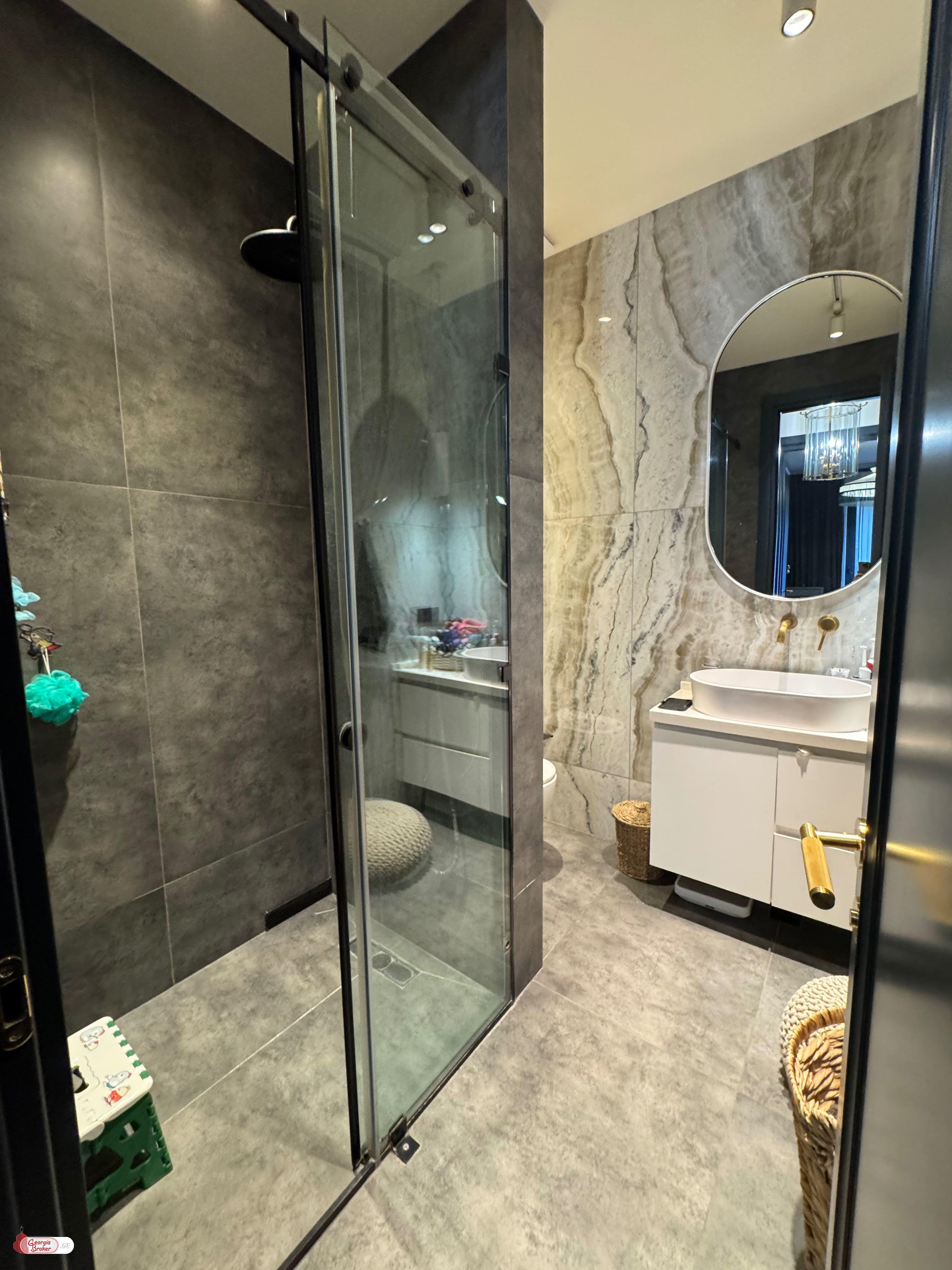 იყიდება ახალი გარემონტებული 4 ოთახიანი ბინა