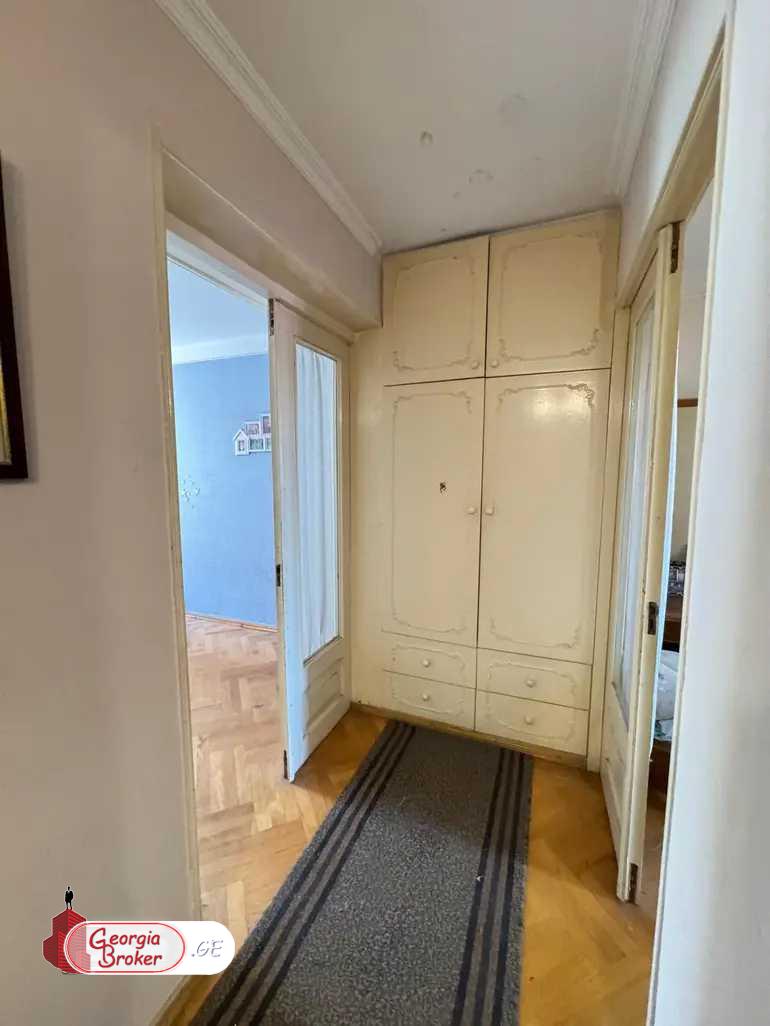 იყიდება ახალი გარემონტებული 5 ოთახიანი ბინა