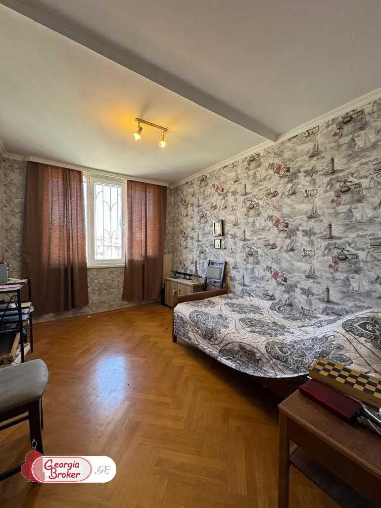 იყიდება ახალი გარემონტებული 5 ოთახიანი ბინა