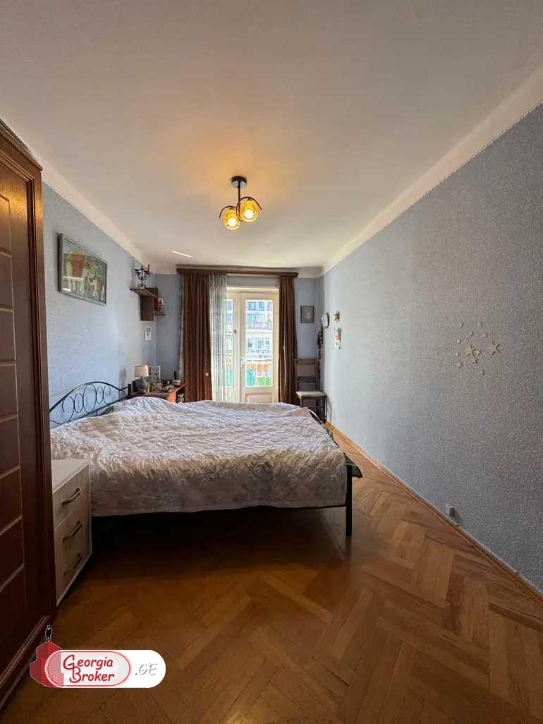 იყიდება ახალი გარემონტებული 5 ოთახიანი ბინა