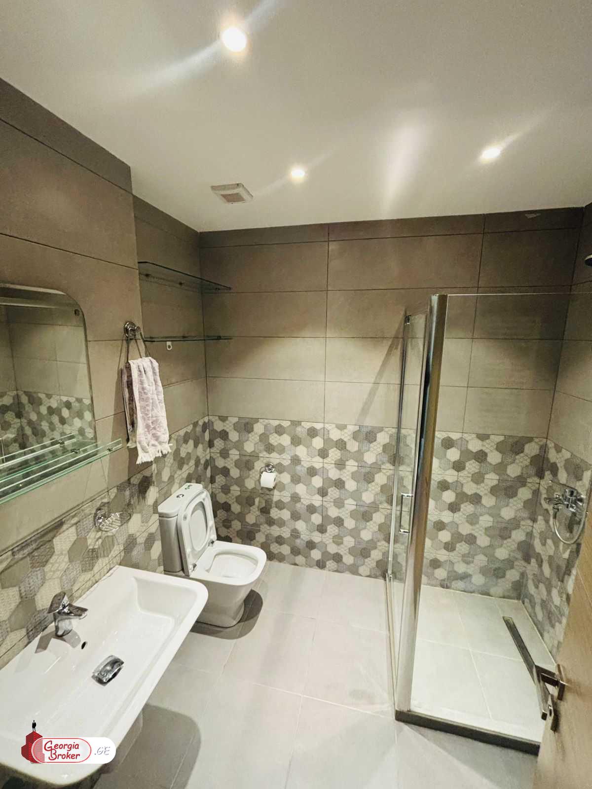 იყიდება ახალი გარემონტებული 4 ოთახიანი ბინა