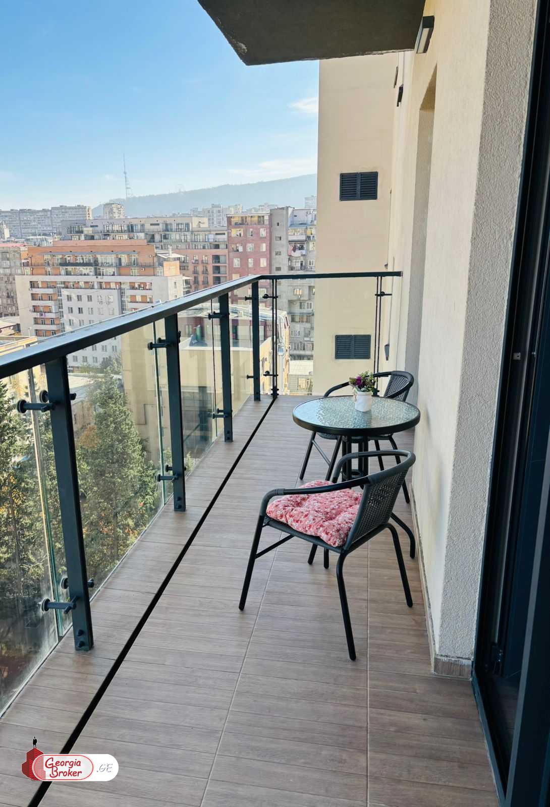 იყიდება ახალი გარემონტებული 4 ოთახიანი ბინა