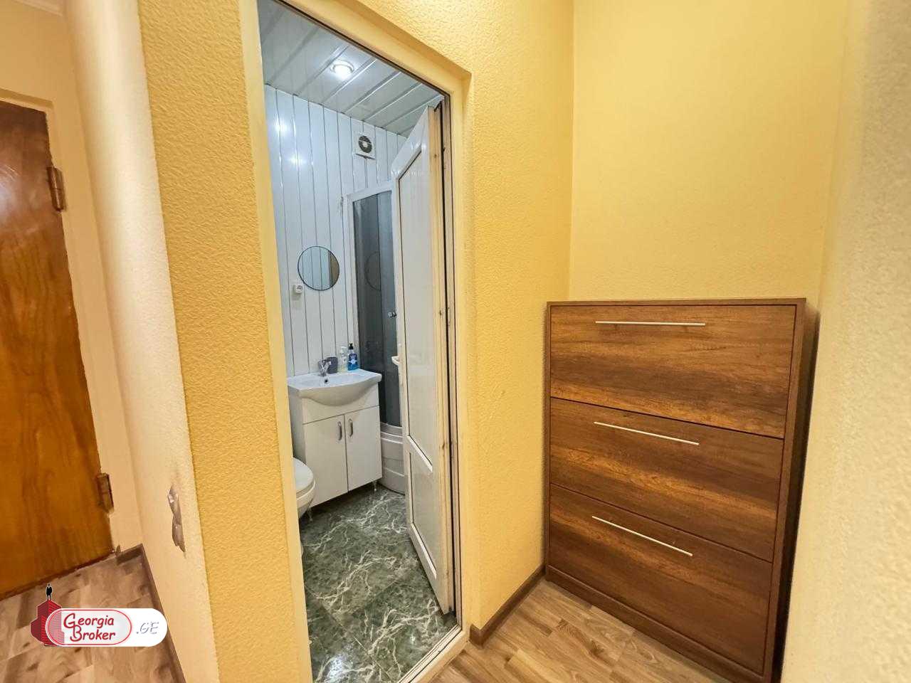 продается квартира с новым ремонтом 3-комнаты