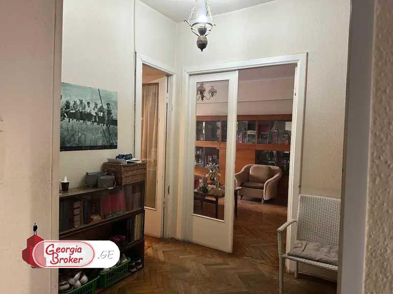 იყიდება ახალი გარემონტებული 5 ოთახიანი ბინა