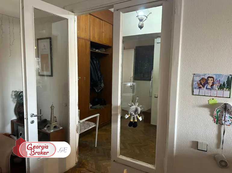 იყიდება ახალი გარემონტებული 5 ოთახიანი ბინა