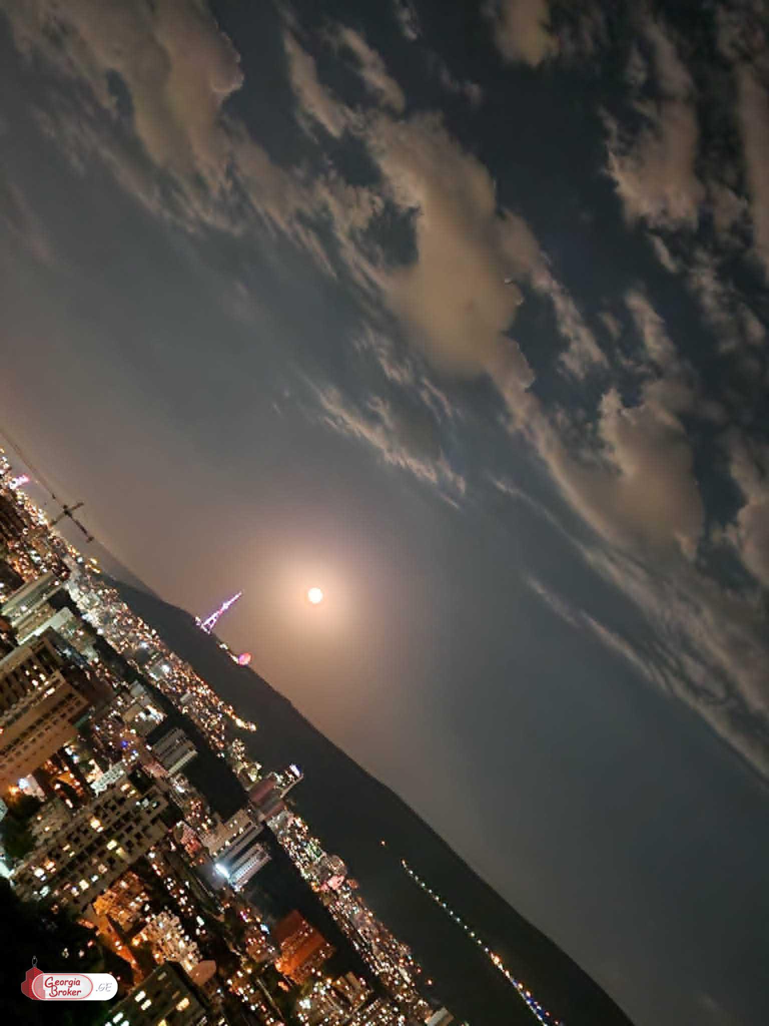 იყიდება ახალი გარემონტებული 5 ოთახიანი ბინა