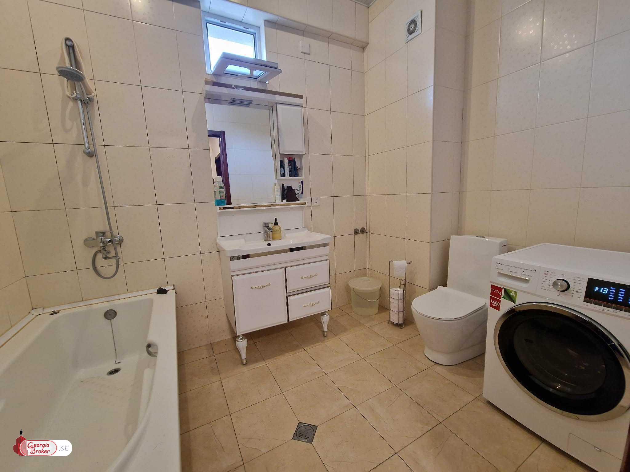 იყიდება ახალი გარემონტებული 5 ოთახიანი ბინა