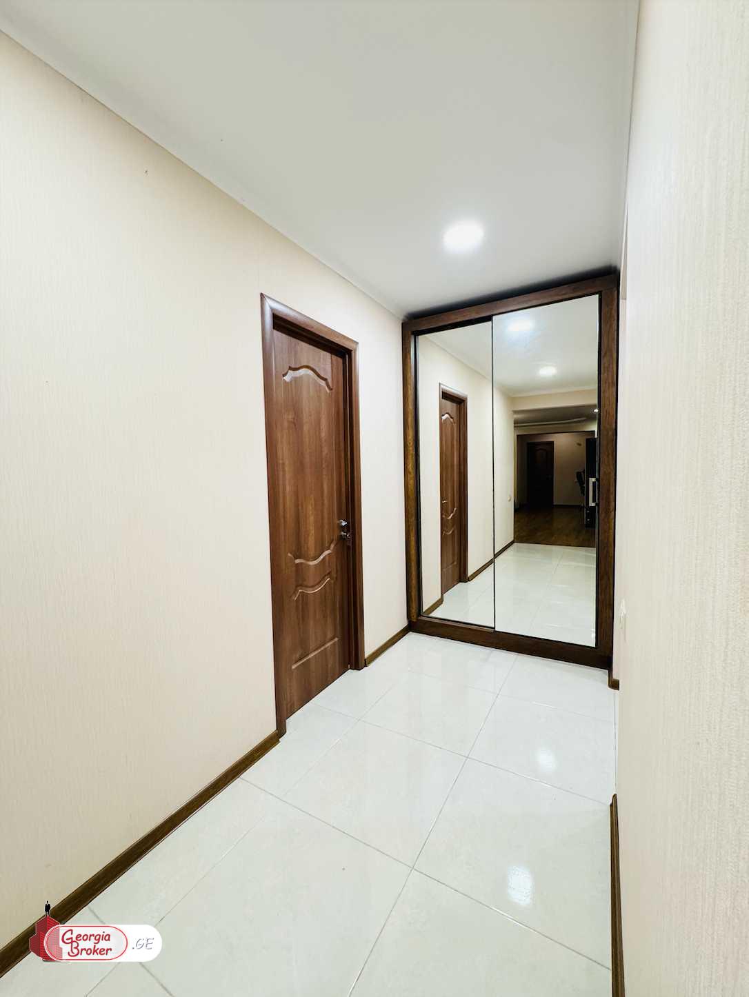 იყიდება ახალი გარემონტებული 4 ოთახიანი ბინა