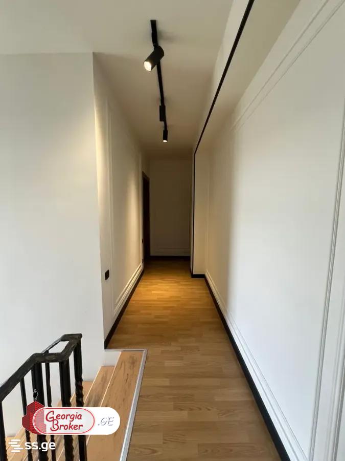 продается квартира с новым ремонтом 4-комнаты