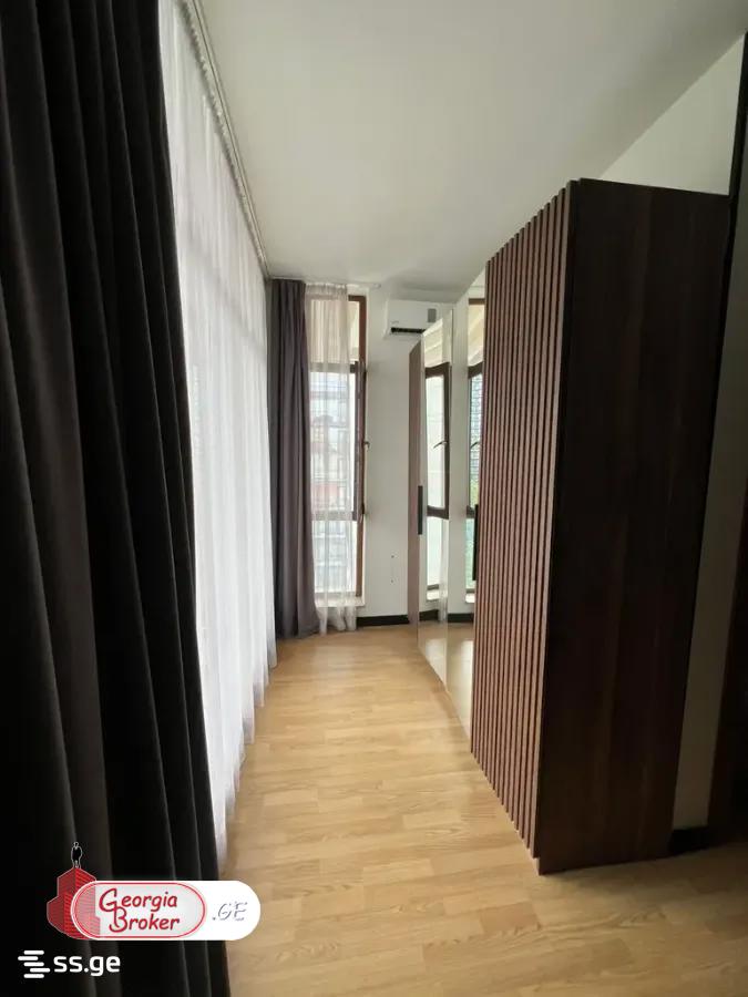 продается квартира с новым ремонтом 4-комнаты