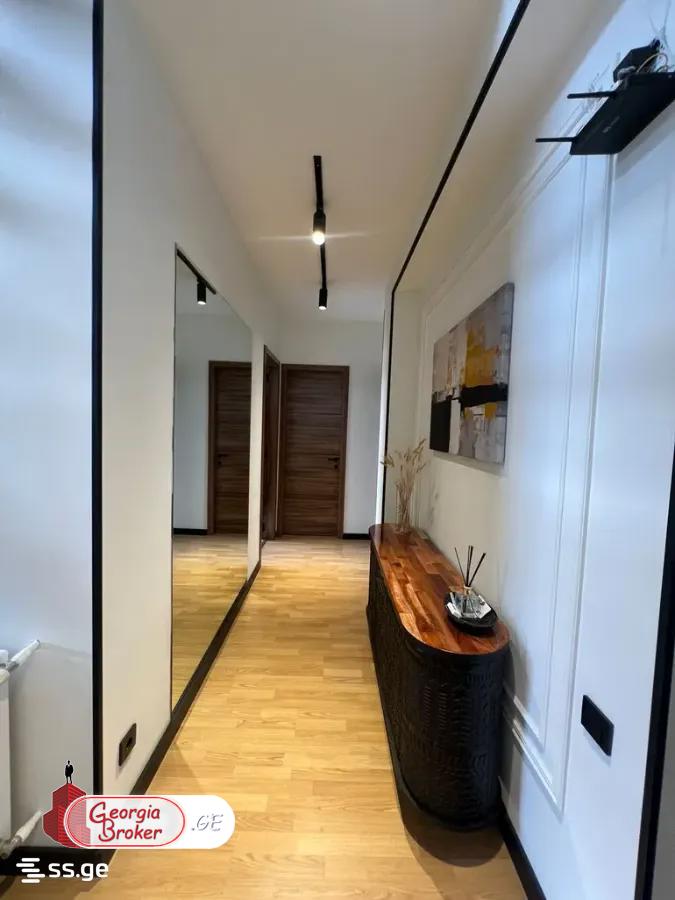 продается квартира с новым ремонтом 4-комнаты