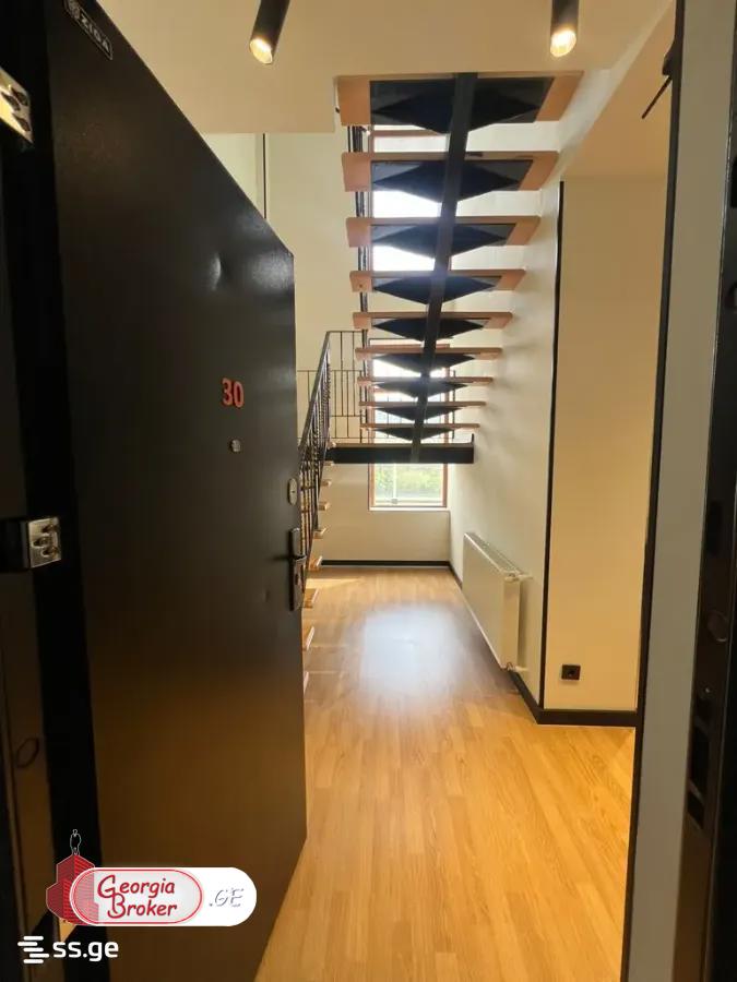 продается квартира с новым ремонтом 4-комнаты