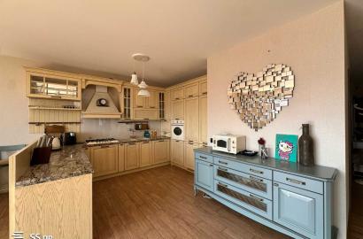 продается квартира с новым ремонтом 4-комнаты