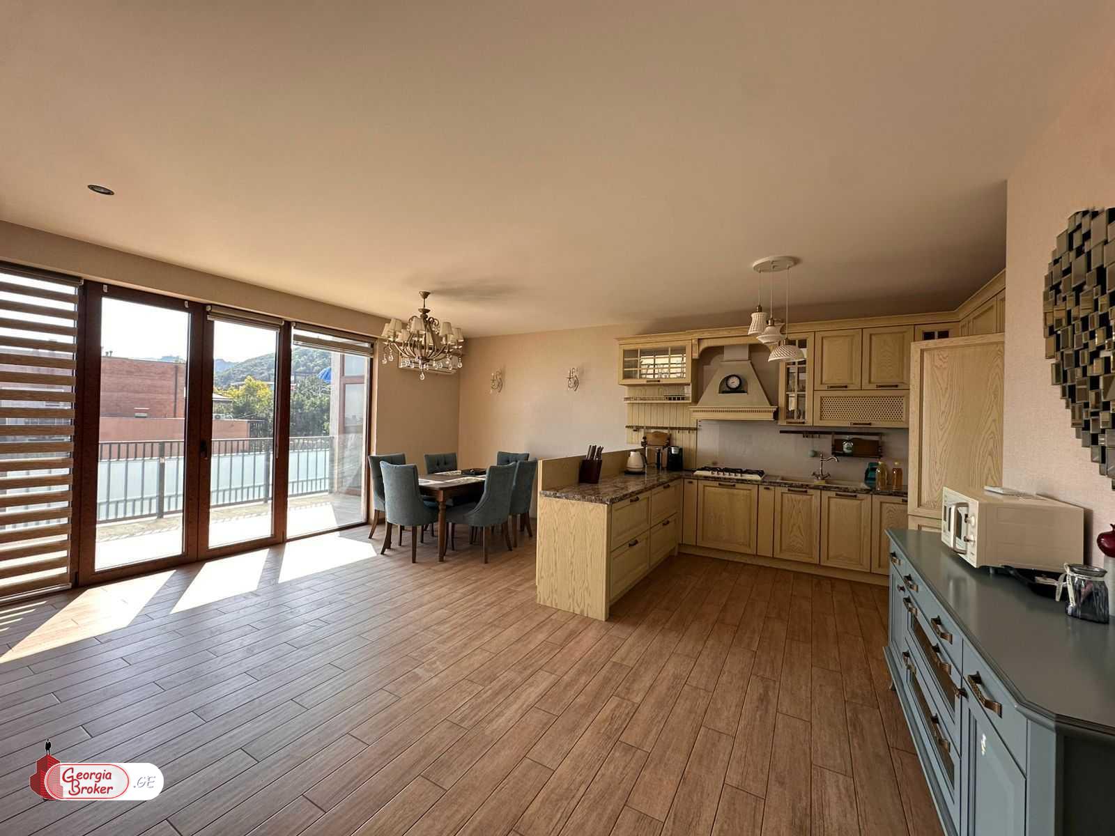 продается квартира с новым ремонтом 4-комнаты