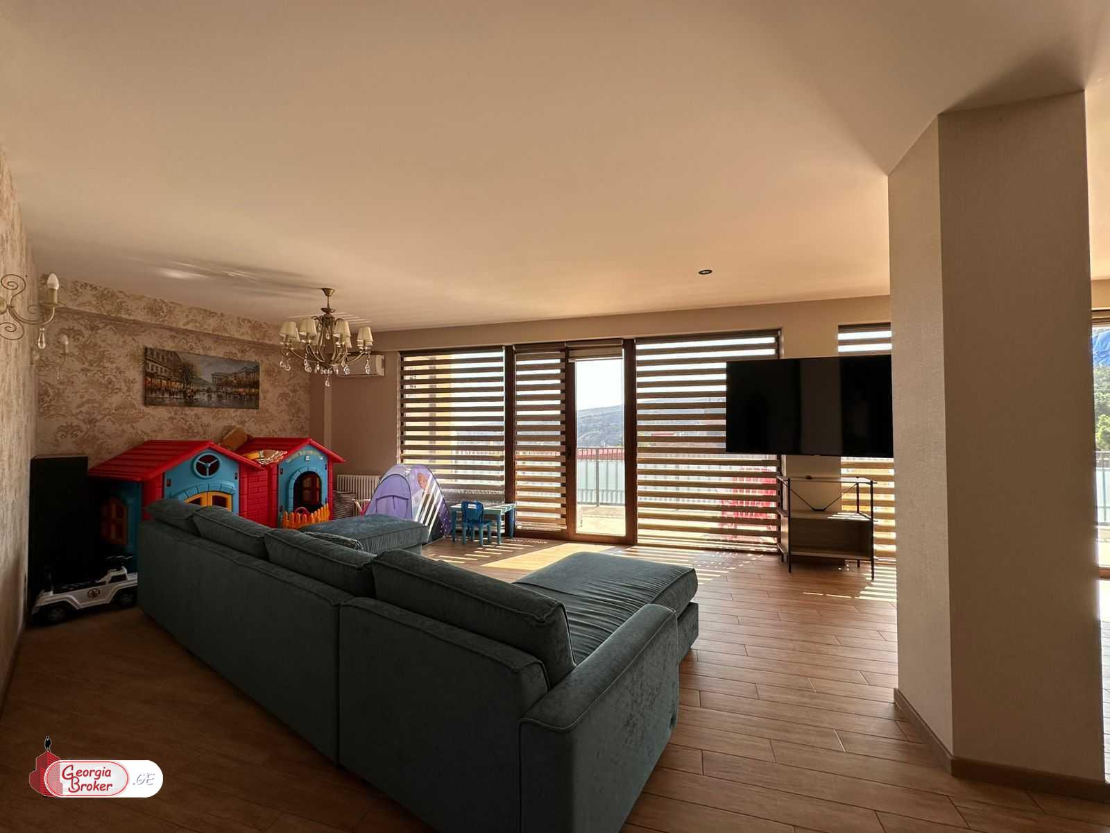 продается квартира с новым ремонтом 4-комнаты