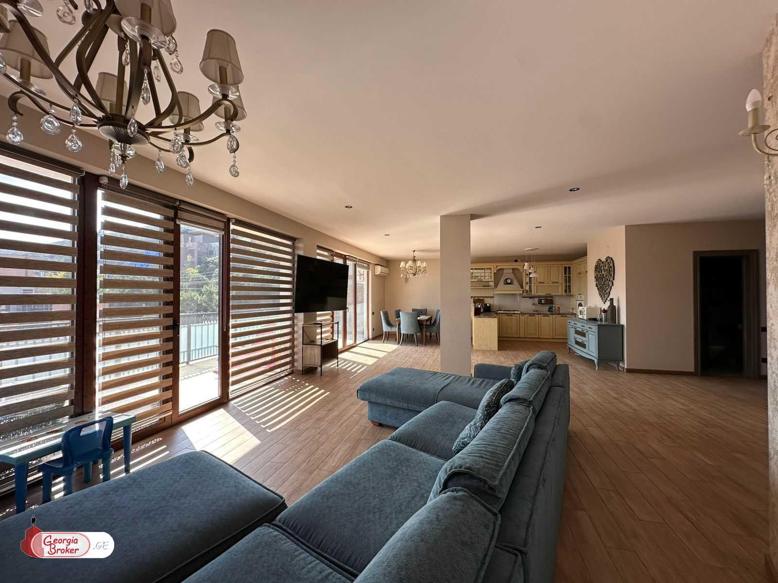 продается квартира с новым ремонтом 4-комнаты