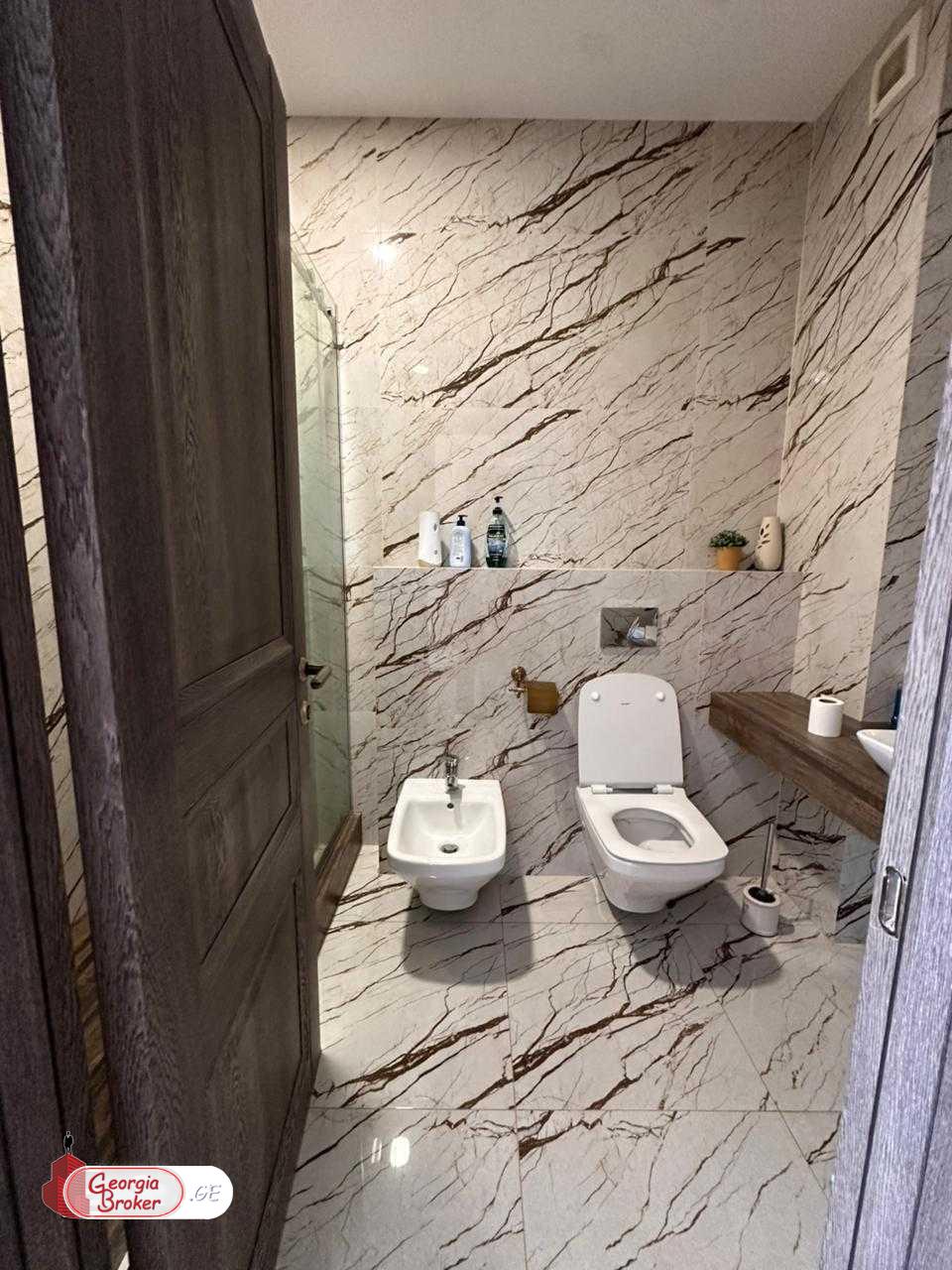 продается квартира с новым ремонтом 4-комнаты