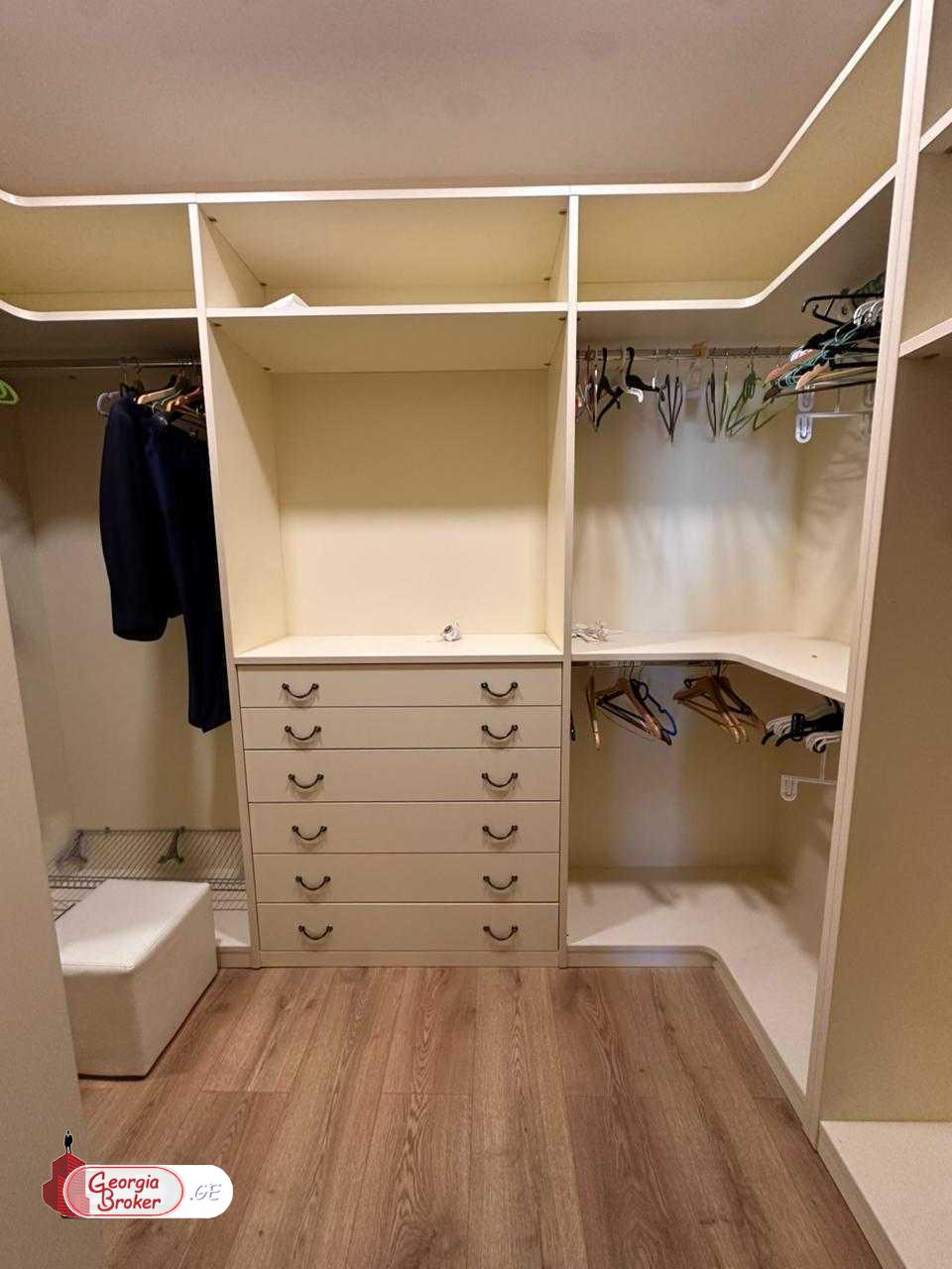 продается квартира с новым ремонтом 4-комнаты