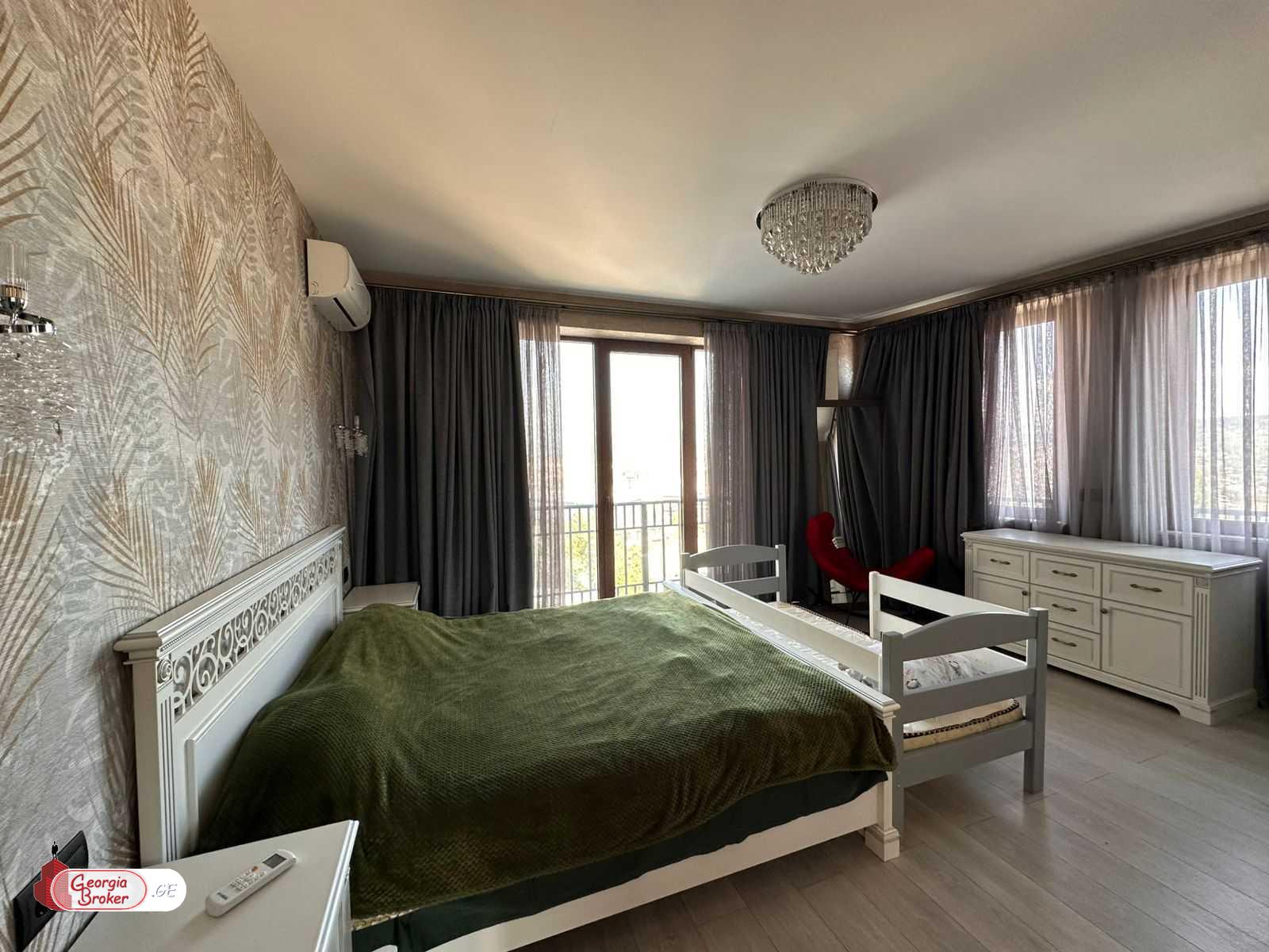 продается квартира с новым ремонтом 4-комнаты