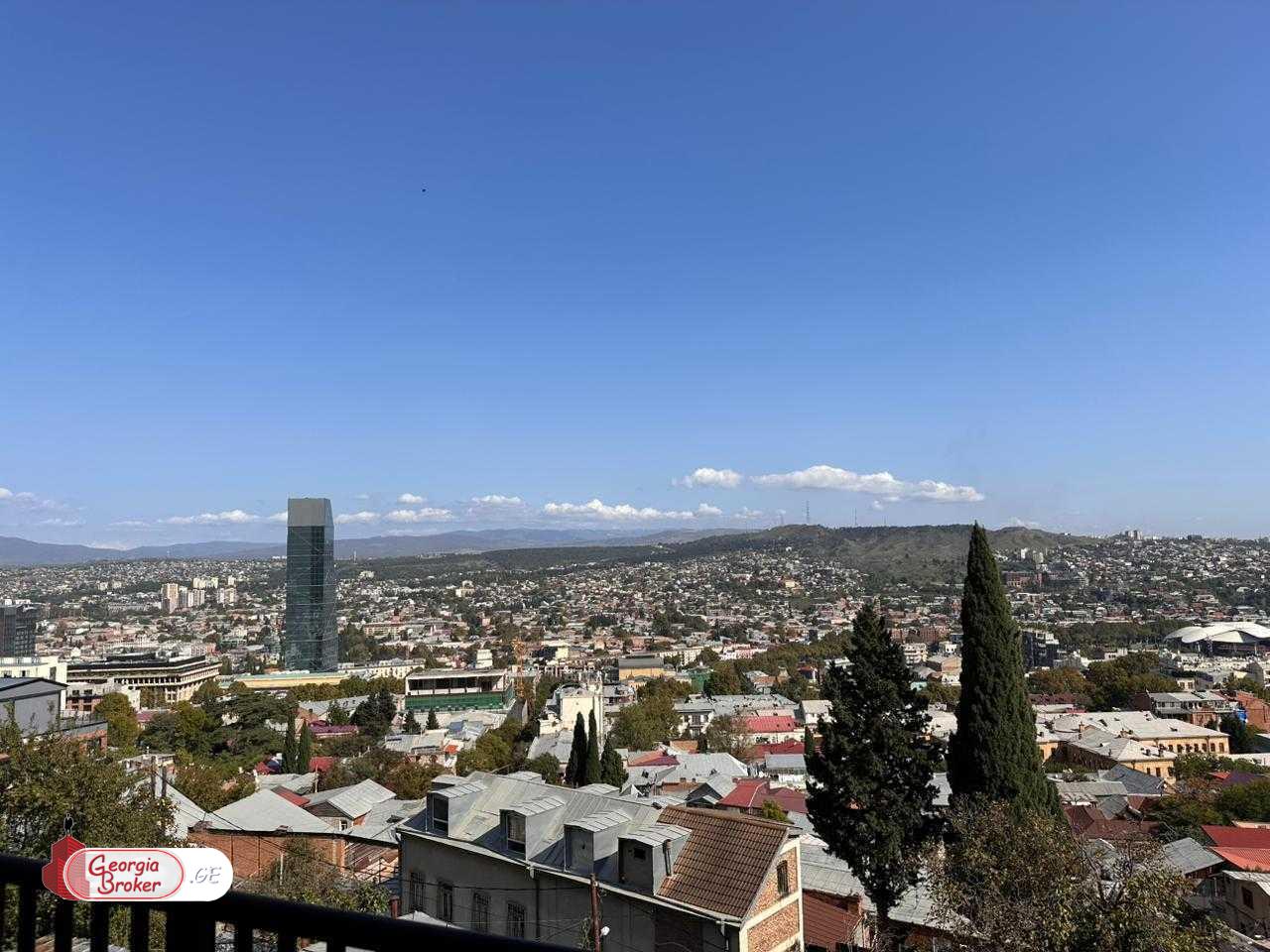 продается квартира с новым ремонтом 4-комнаты