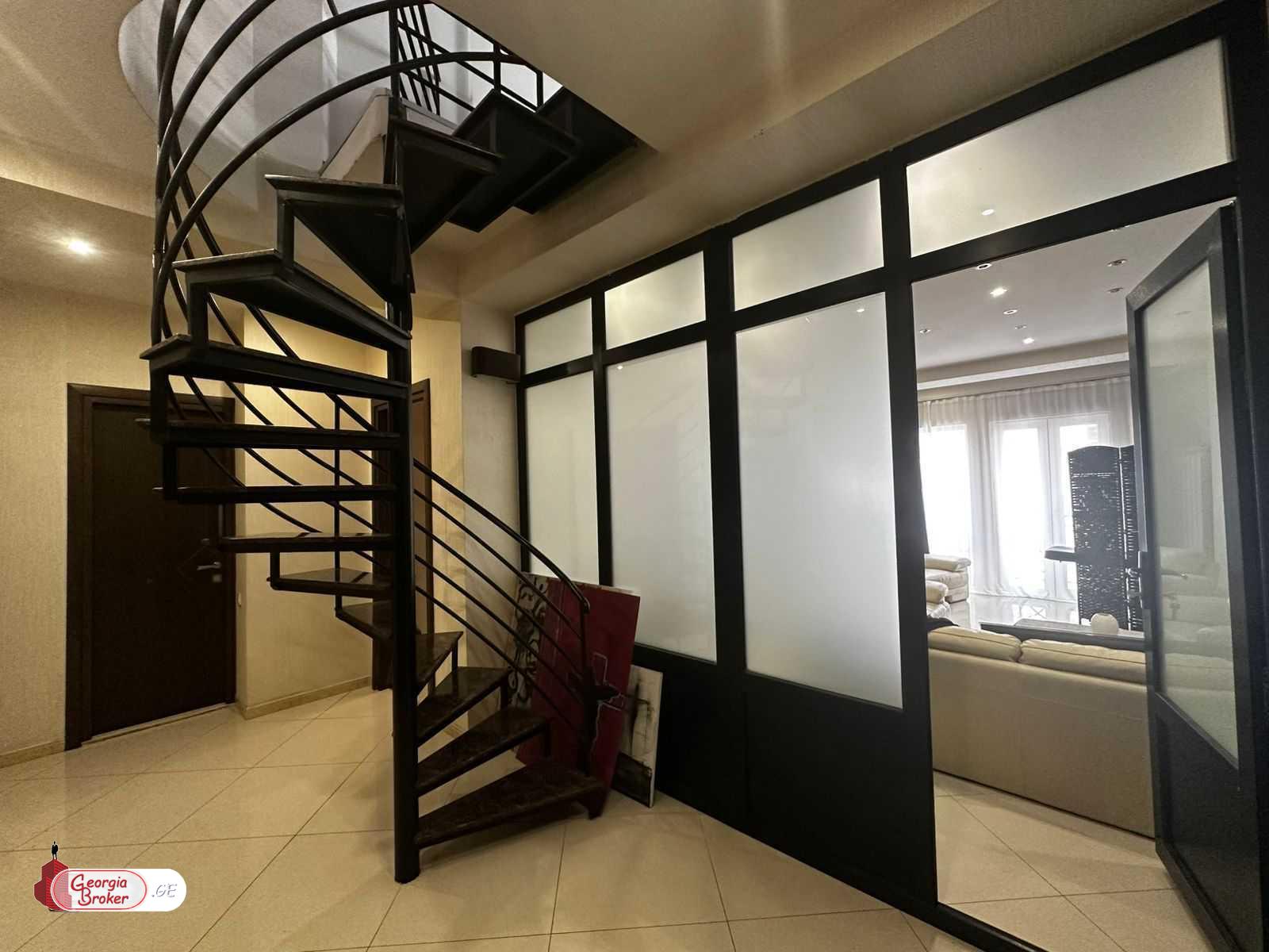 продается квартира с новым ремонтом 6-комнат