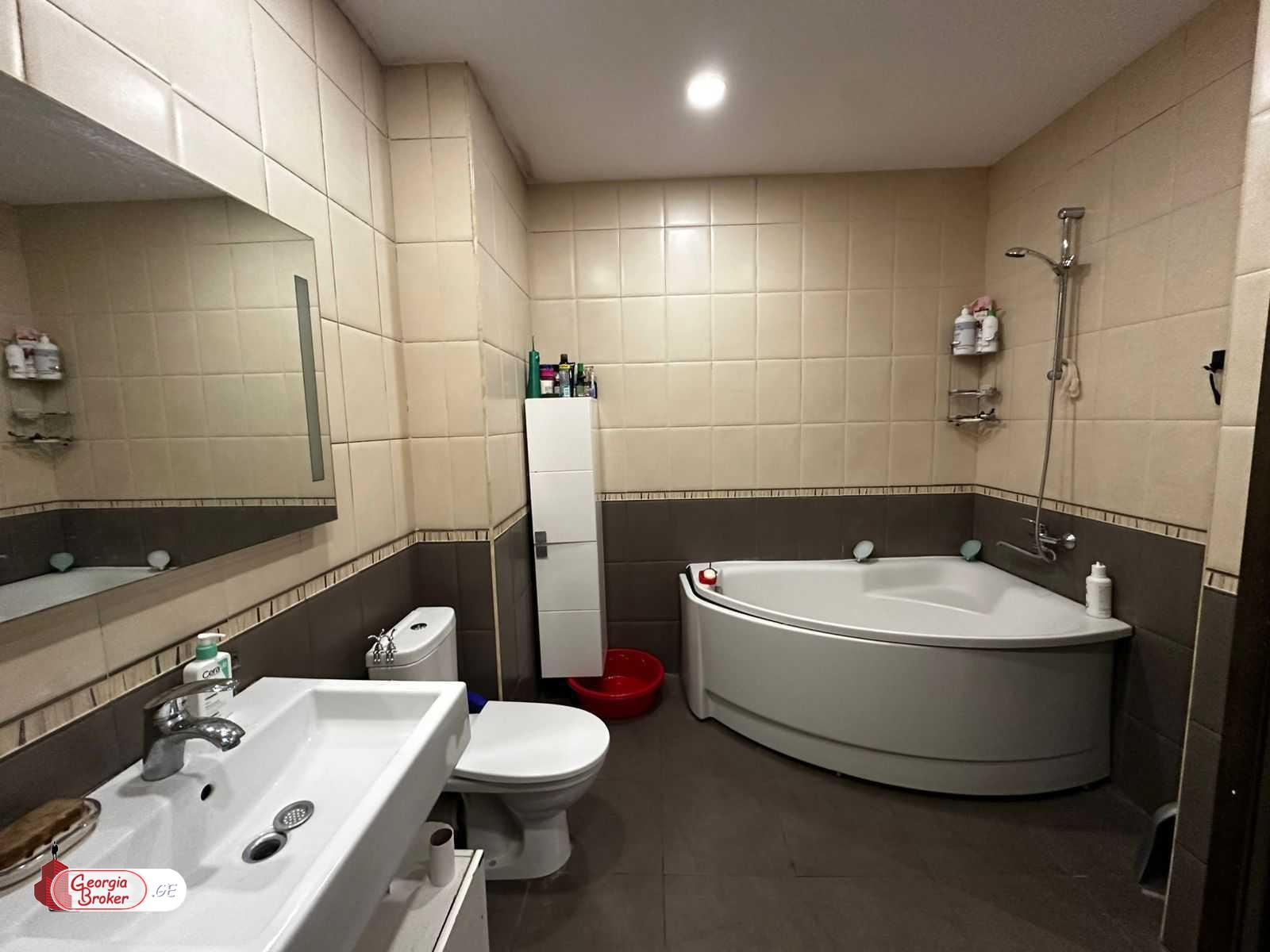 продается квартира с новым ремонтом 6-комнат