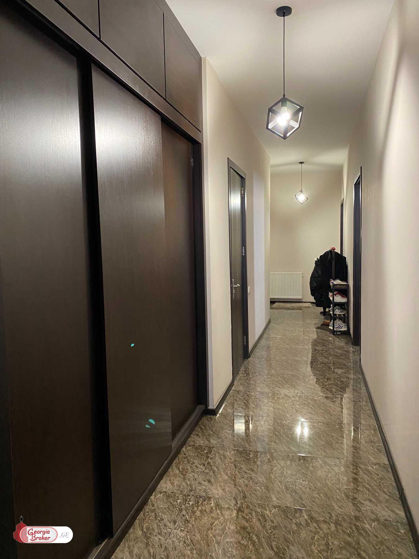 продается квартира с новым ремонтом 4-комнаты