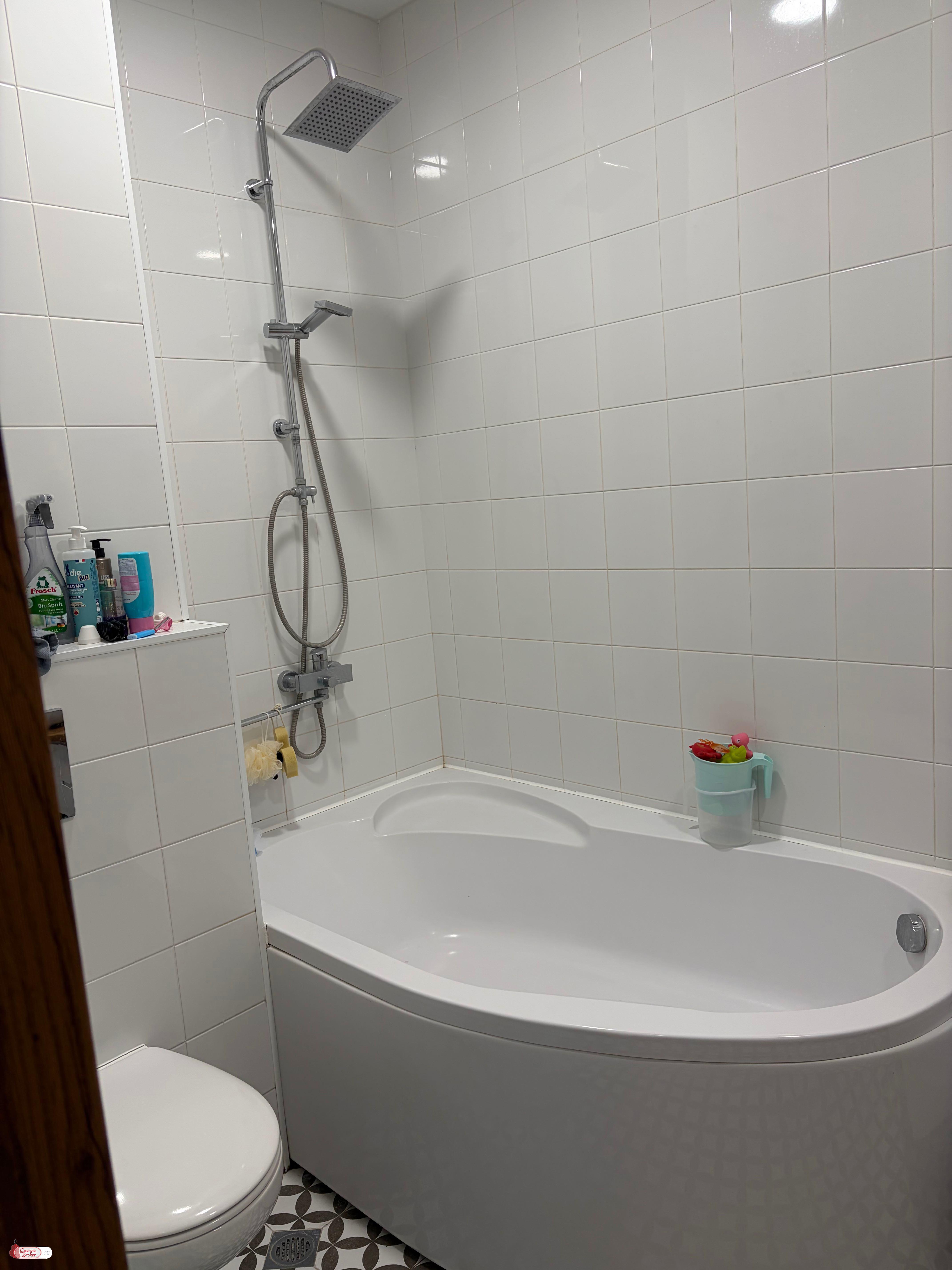 продается квартира с новым ремонтом 3-комнаты